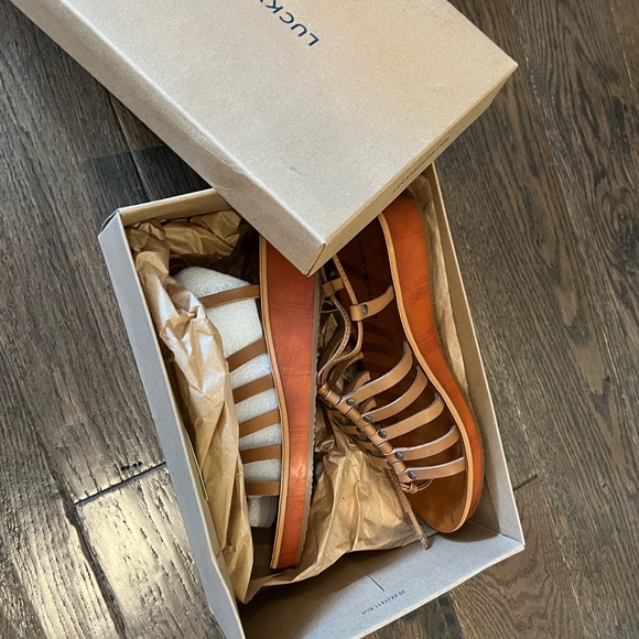 NEW Lucky Brand, wedge, lace up gladiator sandals. Tan/camel colour. Size 9 - Picture 5 of 6